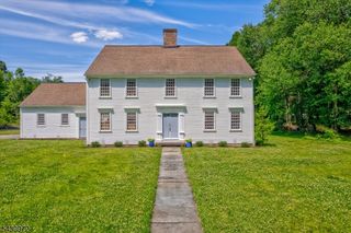 1 Canoe Ln, Roseland Boro, NJ 07068