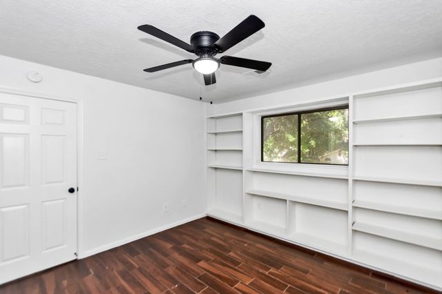 1706 W Hedgecroft Drive, El Lago, TX 77586