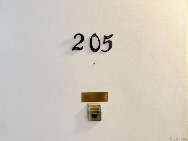 2925 W 13 MILE Road 205, Royal Oak, MI 48073