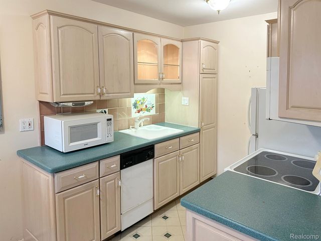 2925 W 13 MILE Road 205, Royal Oak, MI 48073