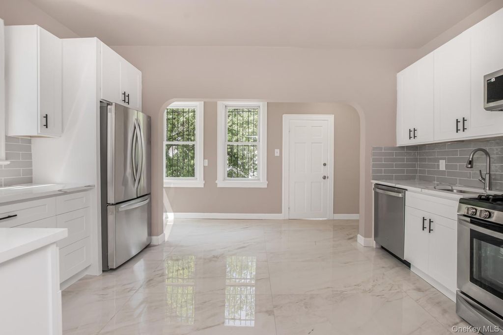 427 Taylor Avenue, Bronx, NY 10473 — photo 2