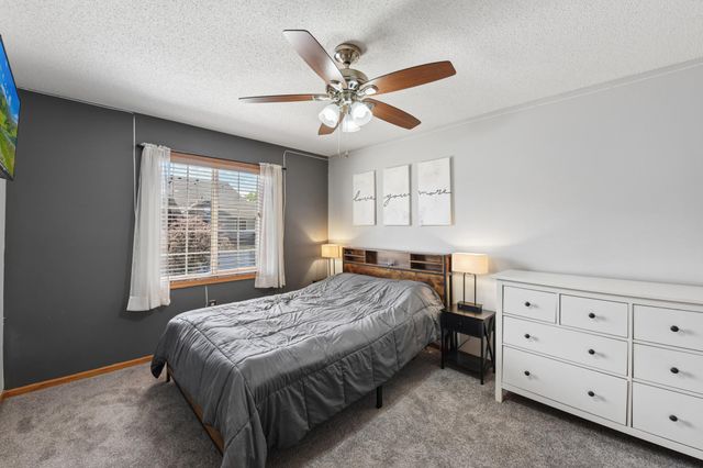 2335 Oakridge Circle, Hudson, WI 54016