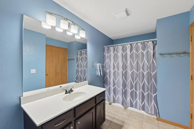 2335 Oakridge Circle, Hudson, WI 54016
