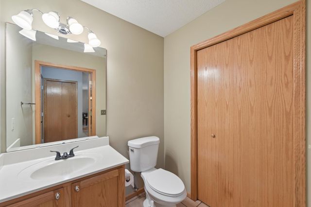 2335 Oakridge Circle, Hudson, WI 54016