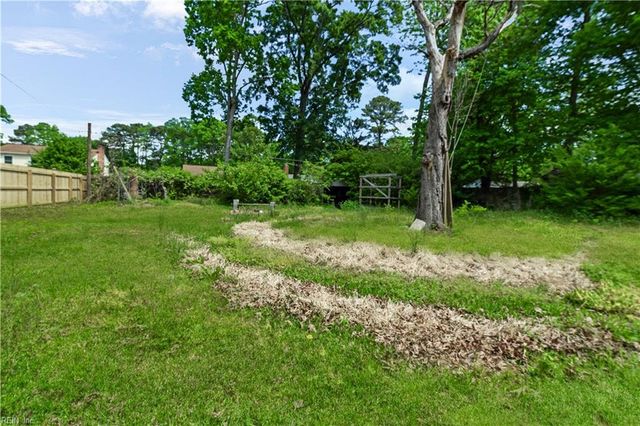 31 Colonial Acres DR, Hampton, VA 23664