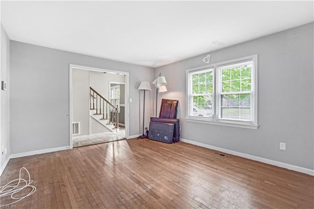 31 Colonial Acres DR, Hampton, VA 23664