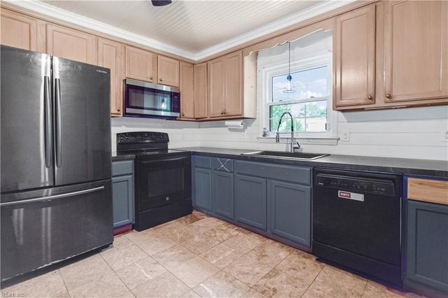 31 Colonial Acres DR, Hampton, VA 23664