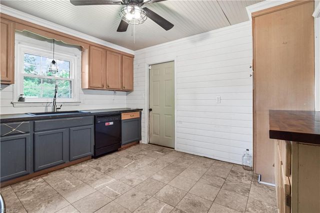 31 Colonial Acres DR, Hampton, VA 23664