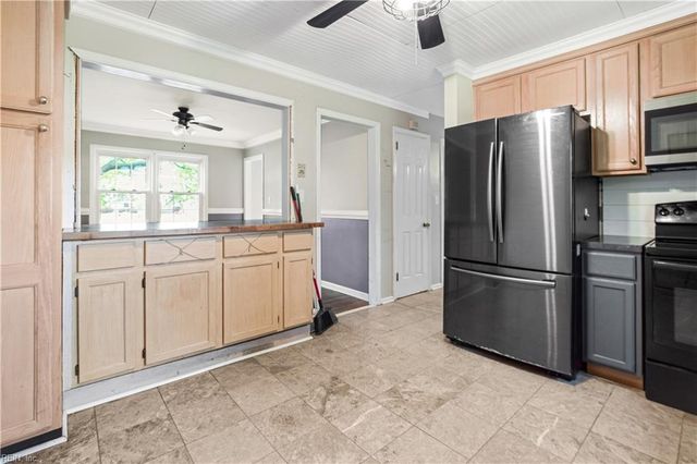 31 Colonial Acres DR, Hampton, VA 23664