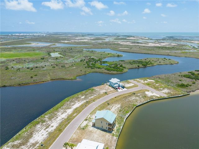 152 Laguna Isles Dr, Port Aransas, TX 78373