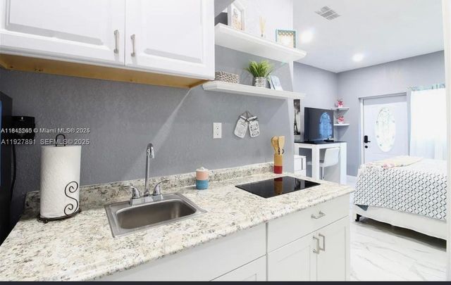 1915 Mayo St, Hollywood, FL 33020