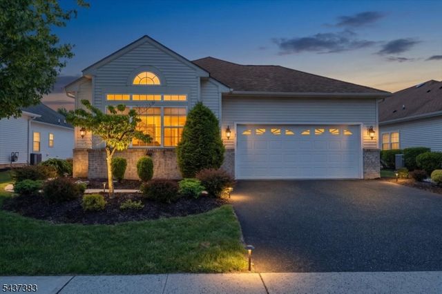 3 Daulton Dr, Franklin Twp., NJ 08873