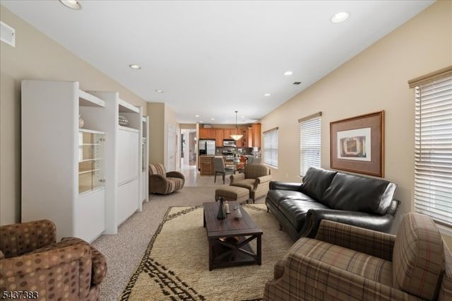 3 Daulton Dr, Franklin Twp., NJ 08873