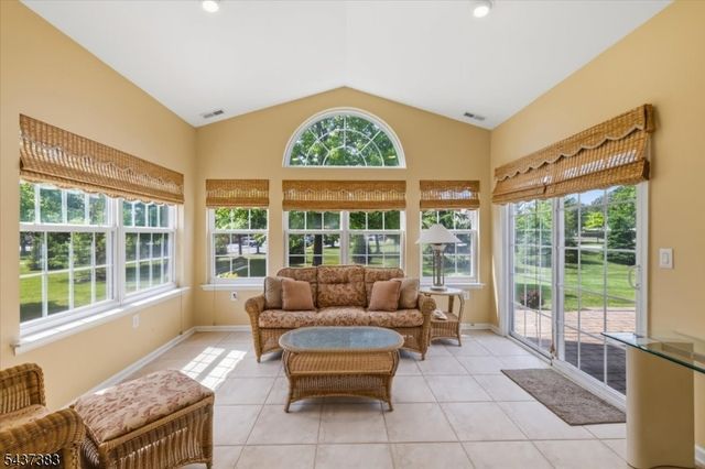 3 Daulton Dr, Franklin Twp., NJ 08873