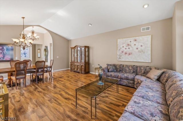 3 Daulton Dr, Franklin Twp., NJ 08873