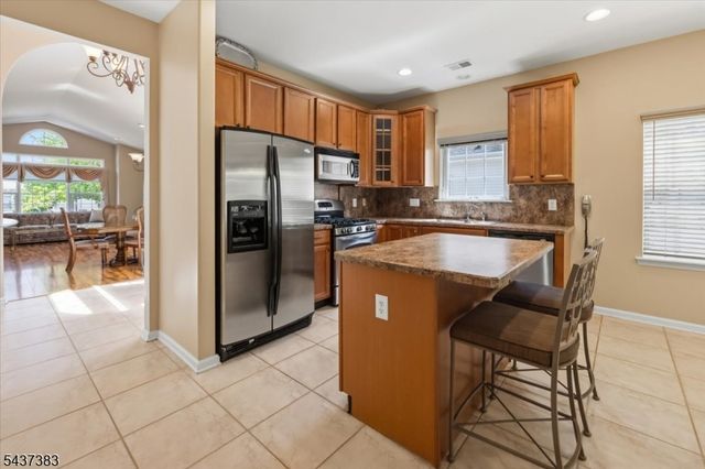 3 Daulton Dr, Franklin Twp., NJ 08873