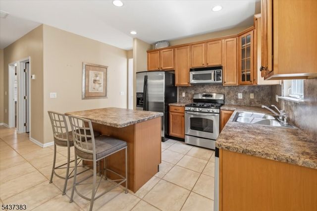 3 Daulton Dr, Franklin Twp., NJ 08873