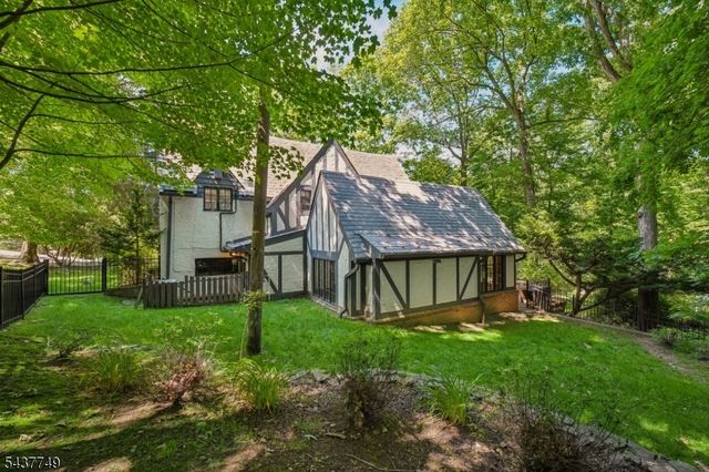 46 Stocker Rd, Verona Twp., NJ 07044