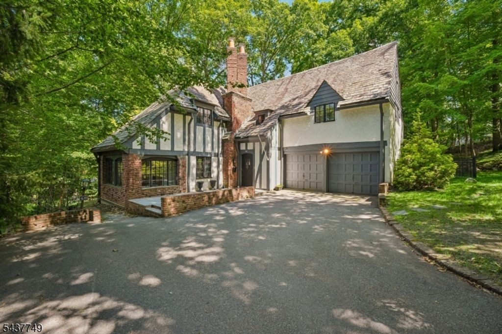 46 Stocker Rd, Verona Twp., NJ 07044