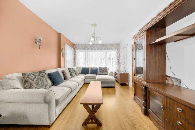 5741 S SAWYER Avenue, Chicago, IL 60629