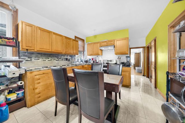 5741 S SAWYER Avenue, Chicago, IL 60629