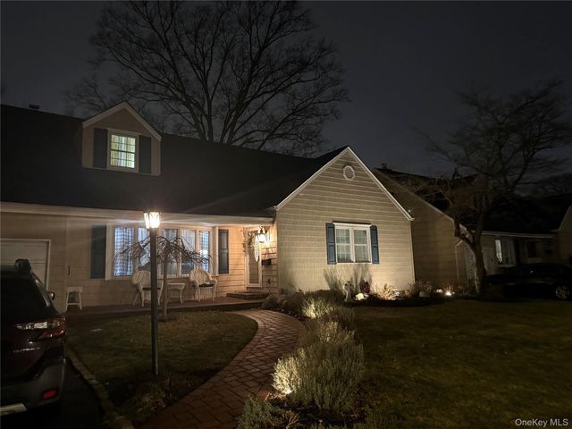 71 Home Street, Malverne, NY 11565