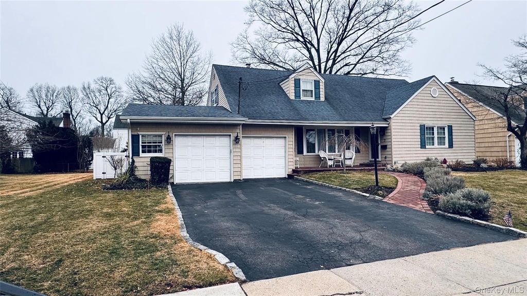 71 Home Street, Malverne, NY 11565