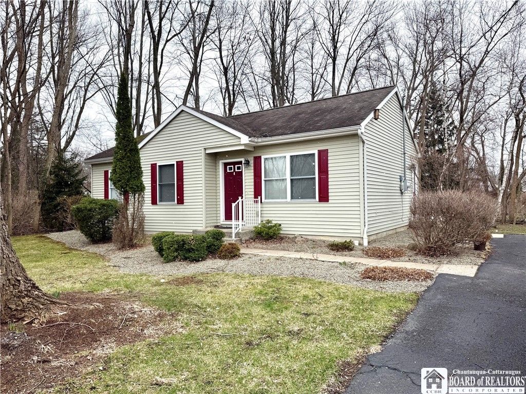 1 Middlesex Drive, Pomfret, NY 14063