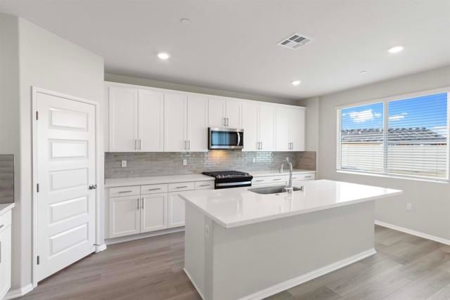 19401 Brush Creek Way, Lake Elsinore, CA 92532