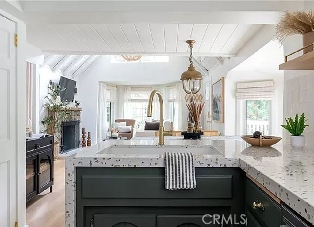 Image 12 of property listing at 810 Sierra Vista, Twin Peaks, CA 92391