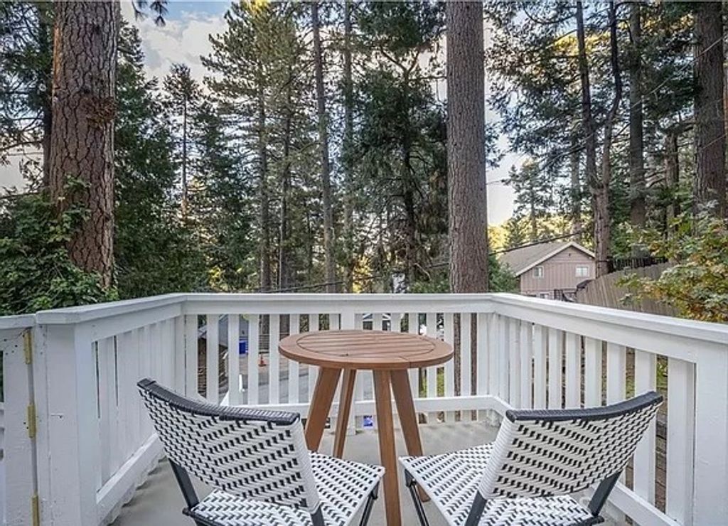 Image 5 of property listing at 810 Sierra Vista, Twin Peaks, CA 92391