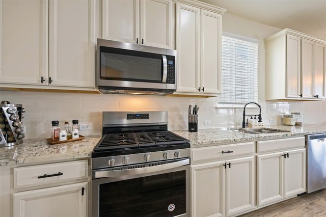 328 Thornless CIR, Buda, TX 78610