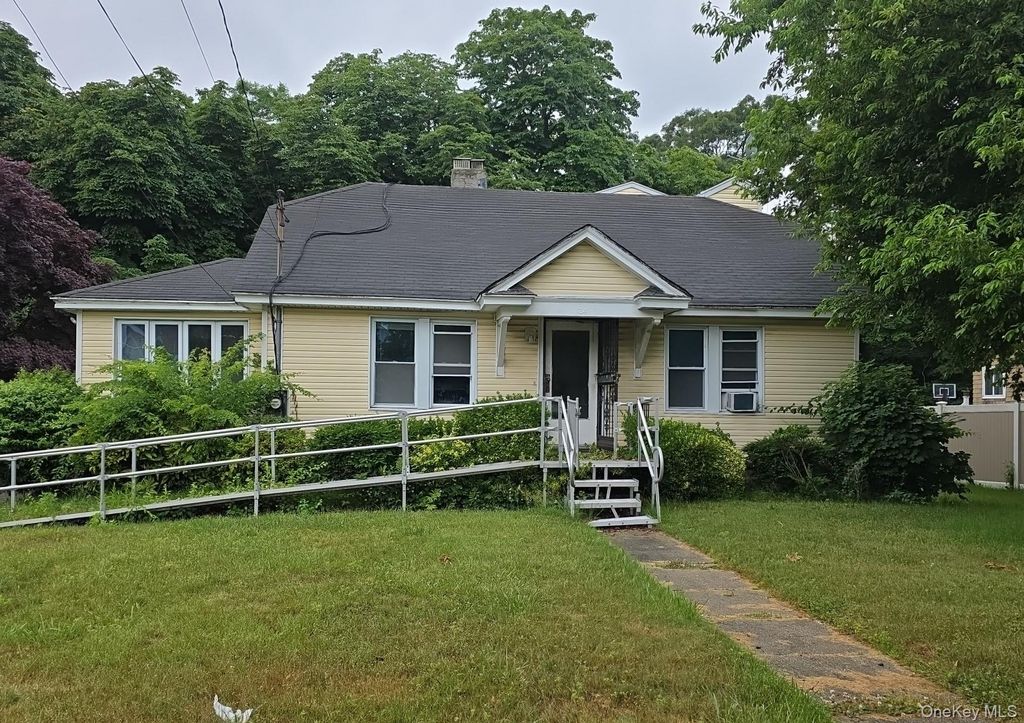 34 N Baldwin Place, Massapequa, NY 11758