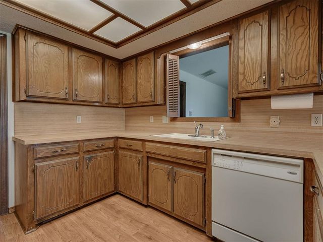 10005 Lakeshore Dr, Oklahoma City, OK 73120