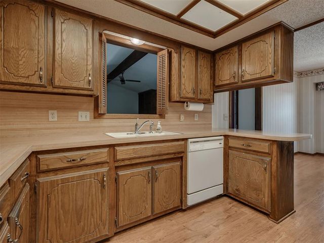 10005 Lakeshore Dr, Oklahoma City, OK 73120