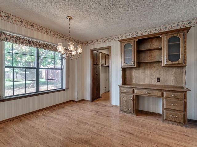 10005 Lakeshore Dr, Oklahoma City, OK 73120