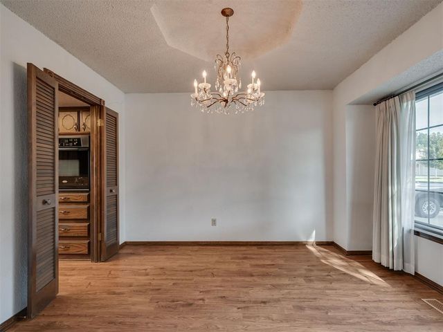 10005 Lakeshore Dr, Oklahoma City, OK 73120