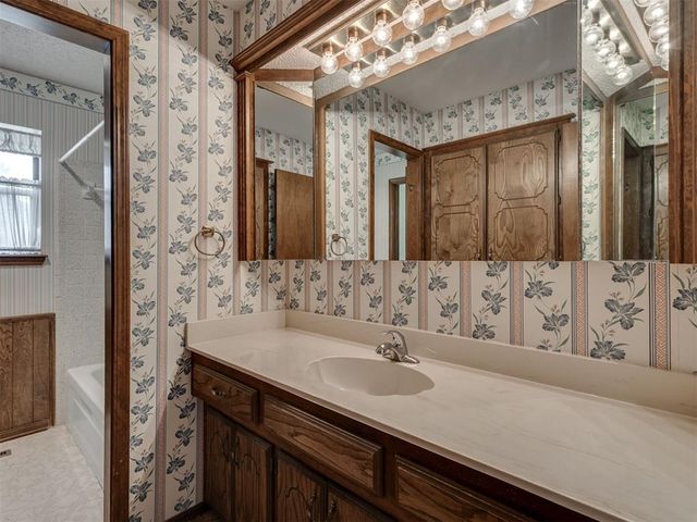 10005 Lakeshore Dr, Oklahoma City, OK 73120