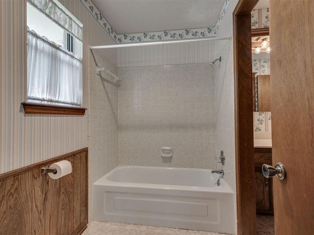 10005 Lakeshore Dr, Oklahoma City, OK 73120