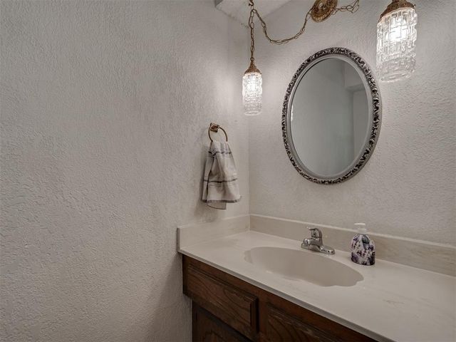10005 Lakeshore Dr, Oklahoma City, OK 73120