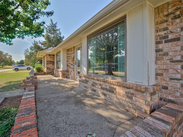 10005 Lakeshore Dr, Oklahoma City, OK 73120