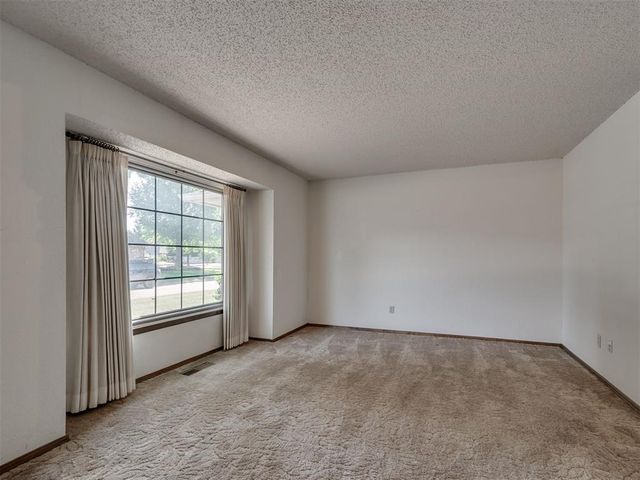 10005 Lakeshore Dr, Oklahoma City, OK 73120