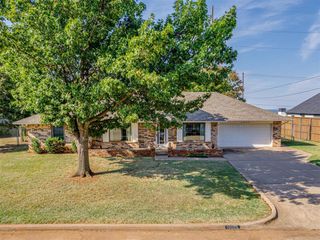 10005 Lakeshore Dr, Oklahoma City, OK 73120