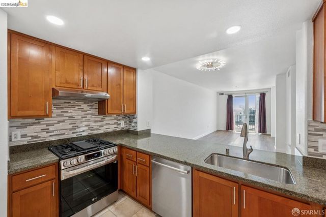 423 7th St 303, Oakland, CA 94607