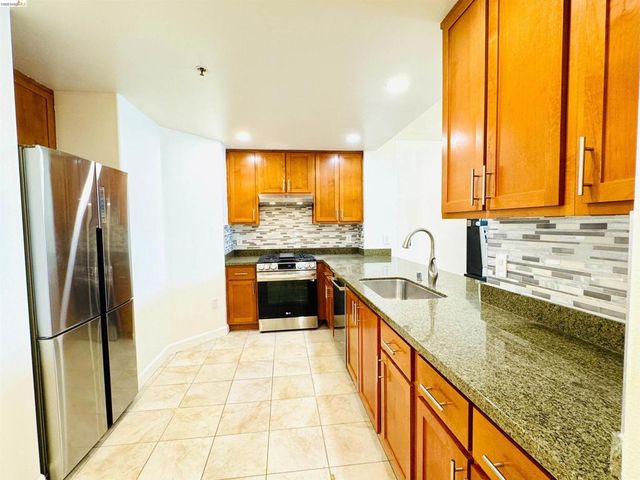 423 7th St 303, Oakland, CA 94607