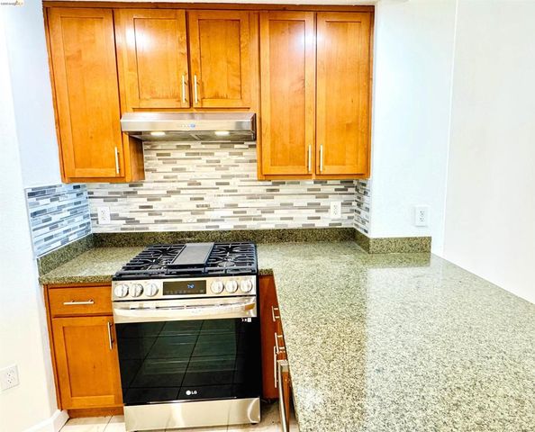 423 7th St 303, Oakland, CA 94607