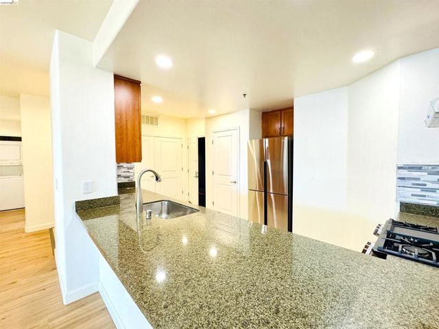 423 7th St 303, Oakland, CA 94607