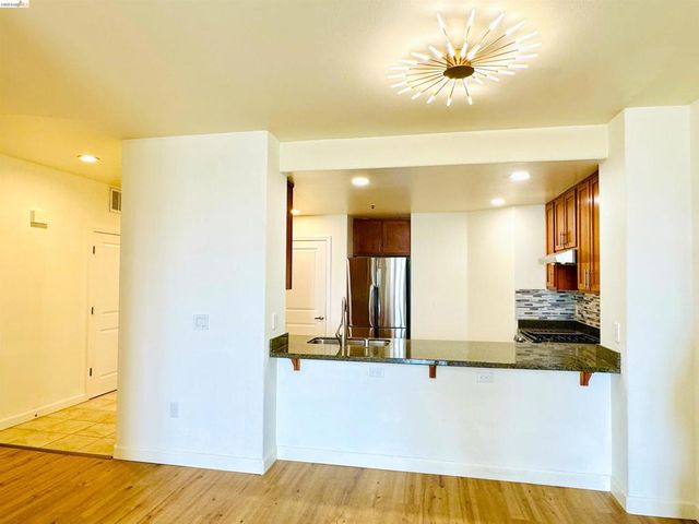 423 7th St 303, Oakland, CA 94607