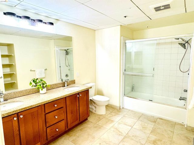 423 7th St 303, Oakland, CA 94607