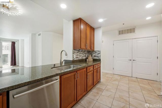 423 7th St 303, Oakland, CA 94607